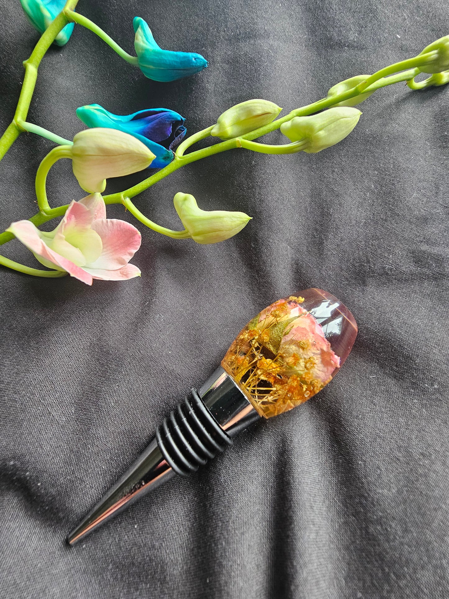 Custom floral resin Flat Oval wine bottle stopper with preserved flowers, handmade by Alma Makes